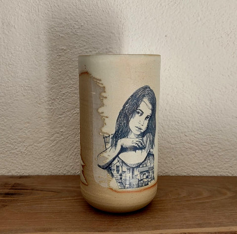 Tasse haute dessinée en grès - "Dans ses bras"